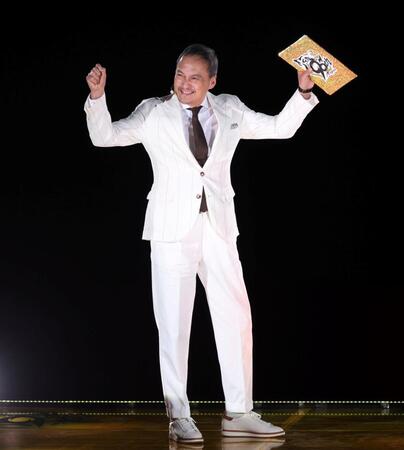 　試合前セレモニーのＭＣを務める渡辺謙（撮影・中田匡峻）