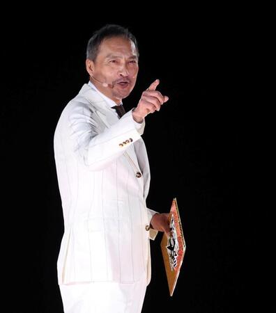 　試合前セレモニーのＭＣを務める渡辺謙（撮影・中田匡峻）