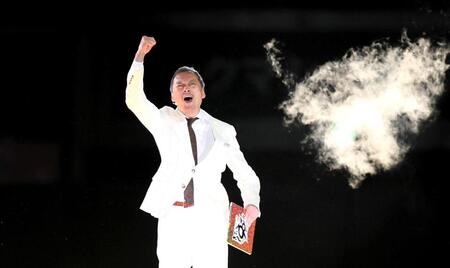 　開会宣言する渡辺謙（撮影・北村雅宏）