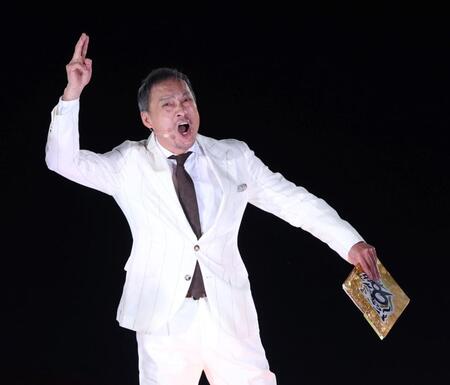 　試合前セレモニーのＭＣを務める渡辺謙（撮影・中田匡峻）