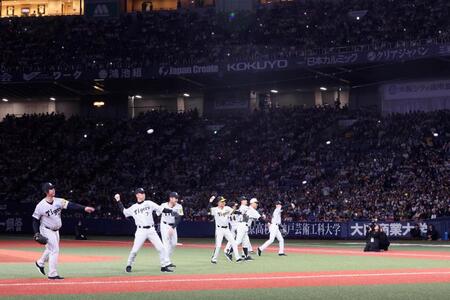 　メモリアルファーストピッチセレモニーを務める阪神レジェンドＯＢ（撮影・北村雅宏）