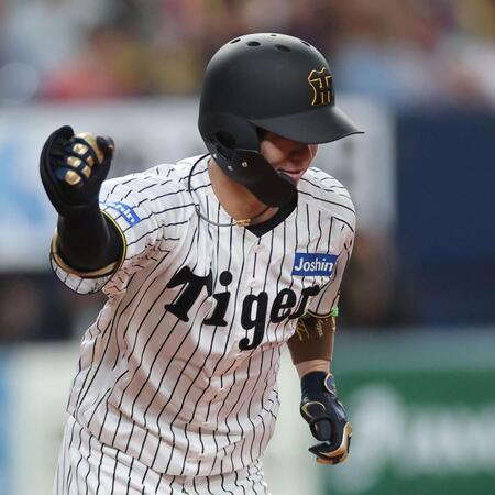 　３回、今季初安打を放ち、右手を挙げながら一塁へ走る中野（撮影・田中太一）