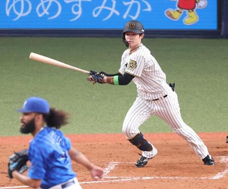 　３回、ジャクソン（手前）から右前打を放つ中野（撮影・中田匡峻）