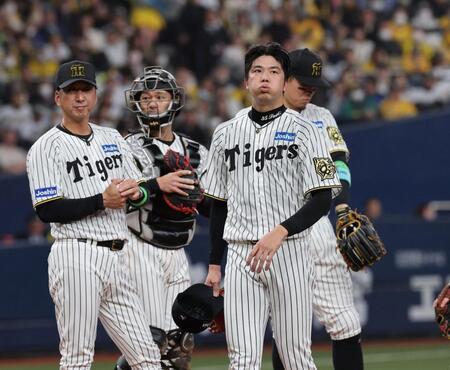 　６回、藤川監督から降板を告げられ、ベンチへ戻る才木（撮影・田中太一）