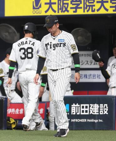 　ＤｅＮＡに敗れ、ガックリとベンチを出た藤川監督（撮影・北村雅宏）
