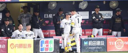 　８回の好機に佐藤輝（手前左）、森下（１）が凡退し、ベンチで腕を組む藤川監督（右から２人目）＝撮影・中田匡峻