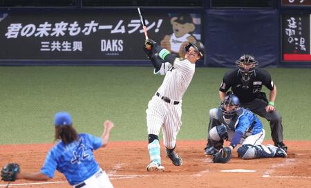 　５回、空振り三振に倒れた佐藤輝（投手はジャクソン、捕手は山本）＝撮影・中田匡峻