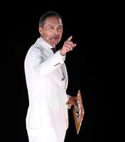 　試合前セレモニーのＭＣを務める渡辺謙（撮影・中田匡峻）