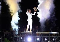 　開会宣言する渡辺謙（撮影・北村雅宏）