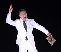 　試合前セレモニーのＭＣを務める渡辺謙（撮影・中田匡峻）