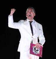 　試合前セレモニーのＭＣを務める渡辺謙（撮影・中田匡峻）