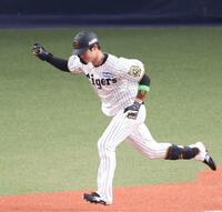 　３回、右前打を放ち、拳を握る中野（撮影・中田匡峻）