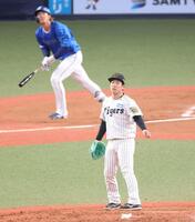 　６回、梶原（奥）を中飛に打ち取った伊原（撮影・中田匡峻）