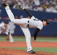 　８回から登板する工藤（撮影・北村雅宏）