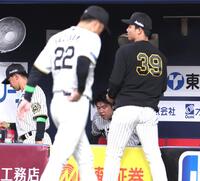 　６回途中、交代を告げられた才木（奥中央）とベンチに戻る藤川監督（手前左）＝撮影・北村雅宏