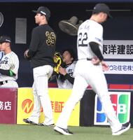 　６回途中、交代を告げられベンチでタオルをかぶる才木（奥中央）。手前右はベンチに戻る藤川監督（撮影・北村雅宏）