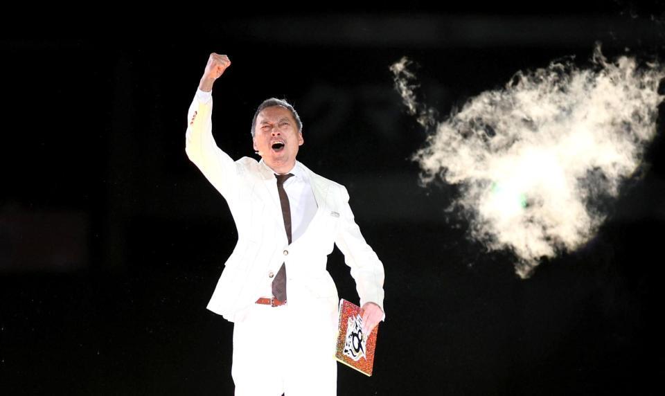 　開会宣言する渡辺謙（撮影・北村雅宏）