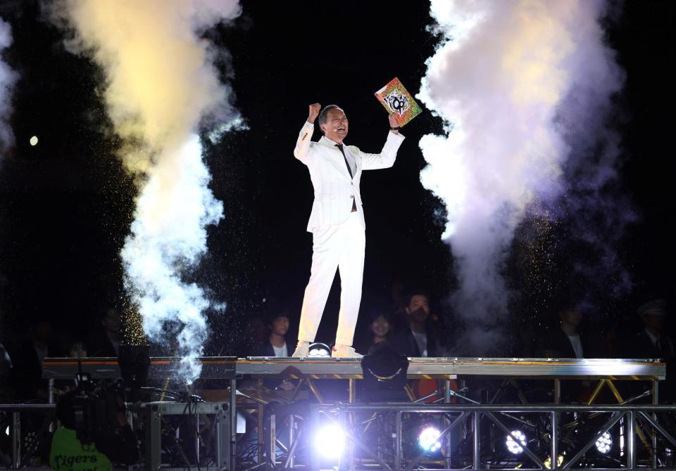 　開会宣言する渡辺謙（撮影・北村雅宏）