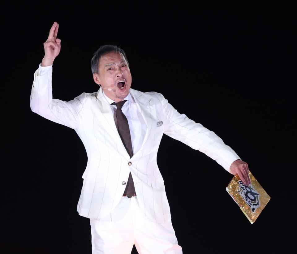 　試合前セレモニーのＭＣを務める渡辺謙（撮影・中田匡峻）