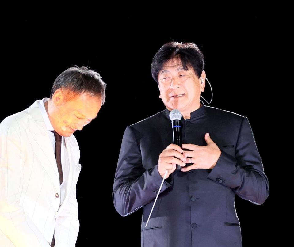 　渡辺謙（左）と談笑する佐渡裕（撮影・北村雅宏）