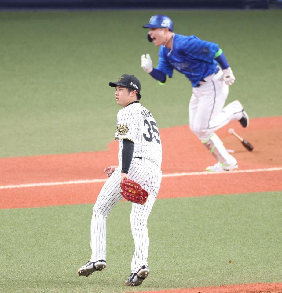 　６回、佐野（奥）に勝ち越し適時打を浴びる才木（撮影・中田匡峻）