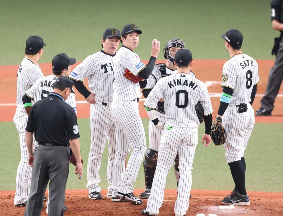 　６回、佐野に勝ち越し適時打を浴び、マウンドに集まる才木（中央）ら阪神ナイン（撮影・中田匡峻）