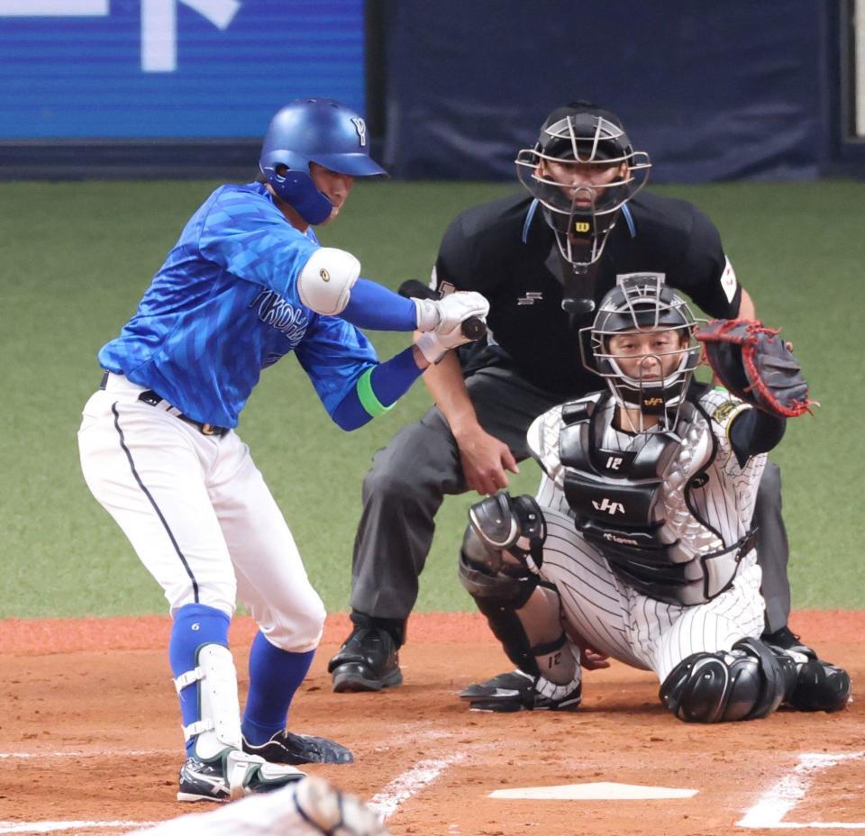 　６回、押し出し四球を選ぶ森敬（捕手は坂本）＝撮影・中田匡峻