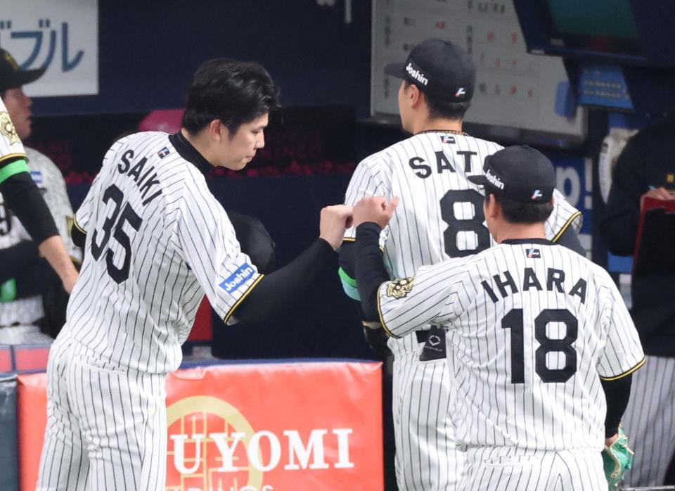 　６回のピンチをしのいだ伊原（右）を迎える才木（撮影・中田匡峻）