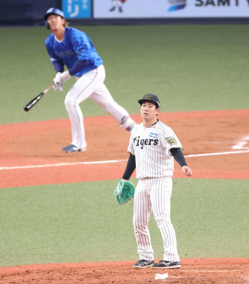 　６回、梶原（奥）を中飛に打ち取った伊原（撮影・中田匡峻）