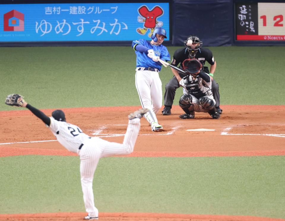 　８回、バットを折られ三飛に倒れた佐野（投手は工藤、捕手は坂本）＝撮影・中田匡峻