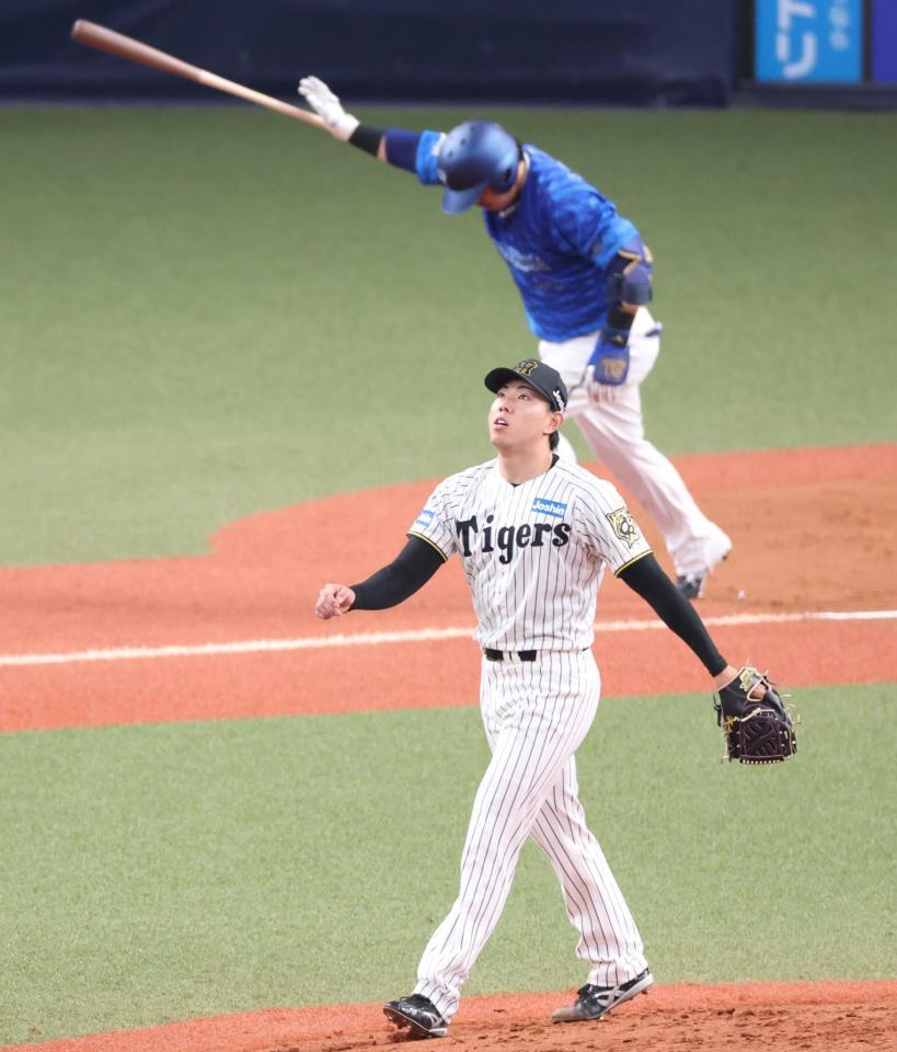 　８回、宮崎（奥）を右飛に打ち取る工藤（撮影・中田匡峻）