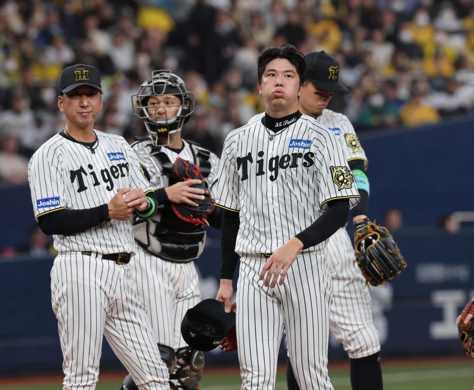 　６回、藤川監督から降板を告げられ、ベンチへ戻る才木（撮影・田中太一）