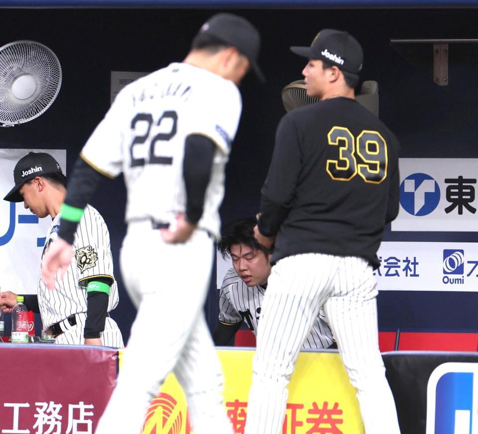 　６回途中、交代を告げられた才木（奥中央）とベンチに戻る藤川監督（手前左）＝撮影・北村雅宏