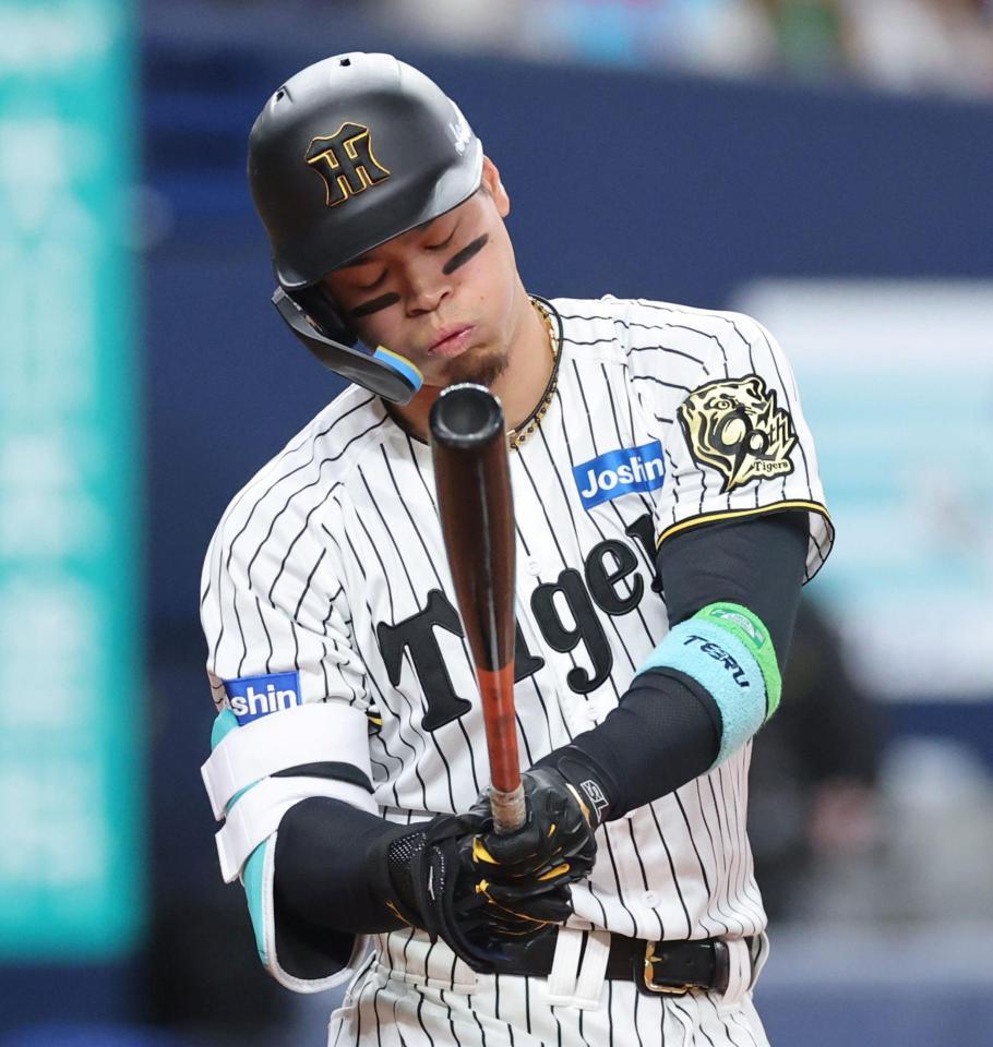 　５回、３打席連続三振に倒れる佐藤輝（撮影・田中太一）