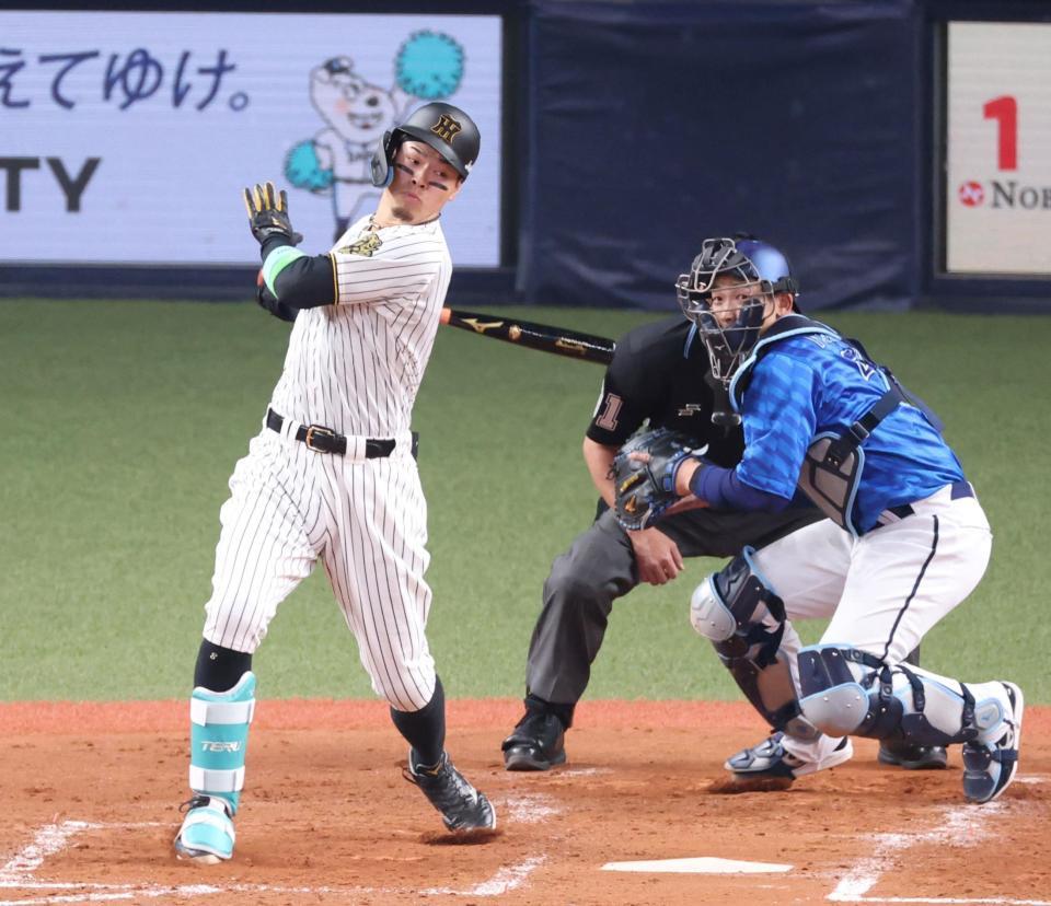 　３回、空振り三振に倒れる佐藤輝（捕手は山本）＝撮影・中田匡峻