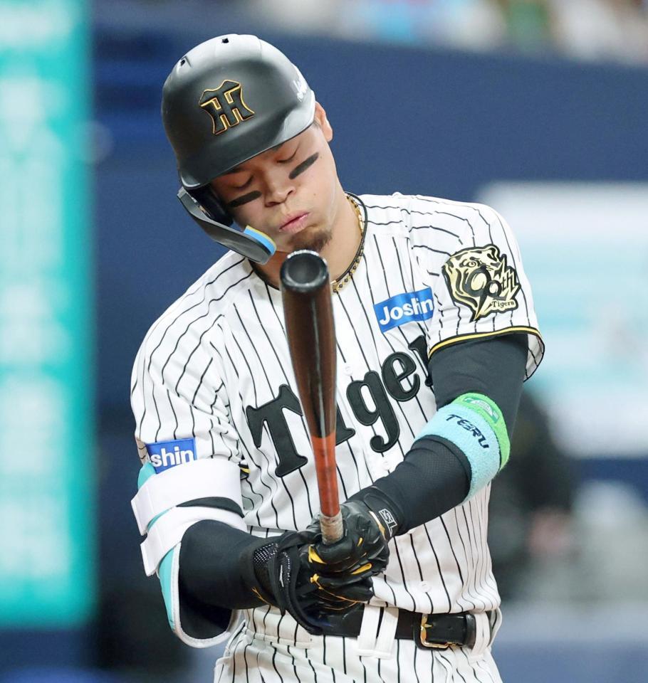 　５回、３打席連続三振に倒れた佐藤輝（撮影・田中太一）