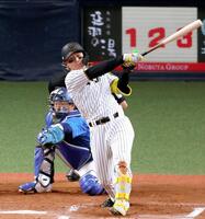 　６回、中前打を放つ森下（撮影・立川洋一郎）