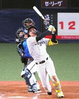 　１１回、右前打を放つ森下（撮影・立川洋一郎）