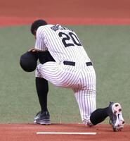 　１回の投球前、マウンドでうずくまるデュプランティエ（撮影・北村雅宏）