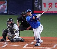 　２回、空振り三振に倒れる宮崎（撮影・立川洋一郎）