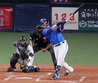 　４回、空振り三振に倒れるオースティン（撮影・立川洋一郎）