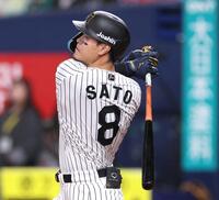 　８回、同点２ランを放つ佐藤輝（撮影・北村雅宏）