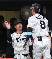 　８回、同点２ランを放った佐藤輝を迎える藤川監督（左）＝撮影・北村雅宏