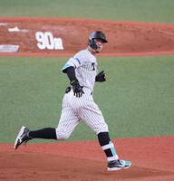 　８回、同点２ランを放ちバックスクリーンを見ながらダイヤモンドを回る佐藤輝（撮影・立川洋一郎）