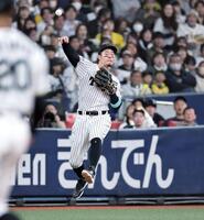 　４回、牧の打球を一塁へ送球しアウトにする佐藤輝（撮影・田中太一）
