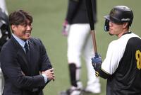 　試合前、糸井嘉男氏と話す佐藤輝（右）＝撮影・北村雅宏