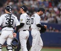 　９回、交代を告げられてガックリとベンチに戻るゲラ（右）＝撮影・北村雅宏