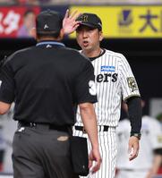 　９回、佐野のファウル判定を球審に確認する藤川監督（撮影・北村雅宏）