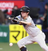　３回、セーフティーバントで出塁する中野（撮影・北村雅宏）