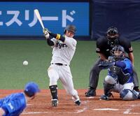 　５回、中前打を放つ近本（撮影・立川洋一郎）